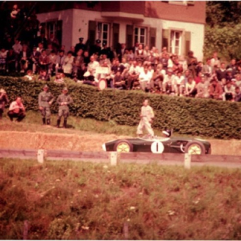 Sur le circuit d'Aintree avec la Lotus 18 FJ